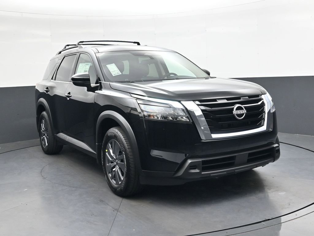 Used 2025 Nissan Pathfinder SV image 2