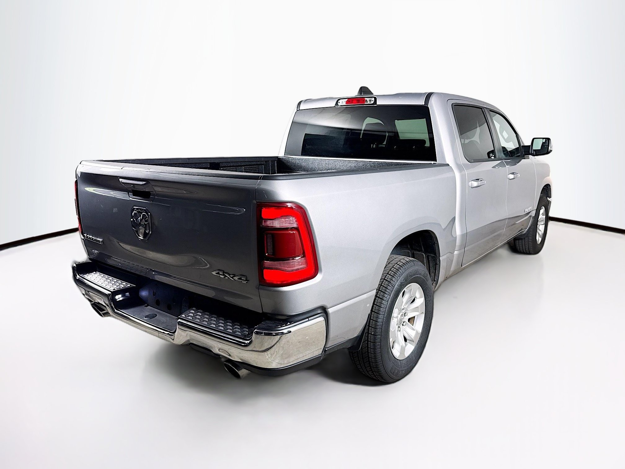 Used 2024 RAM 1500 Laramie AWD/4WD image 32