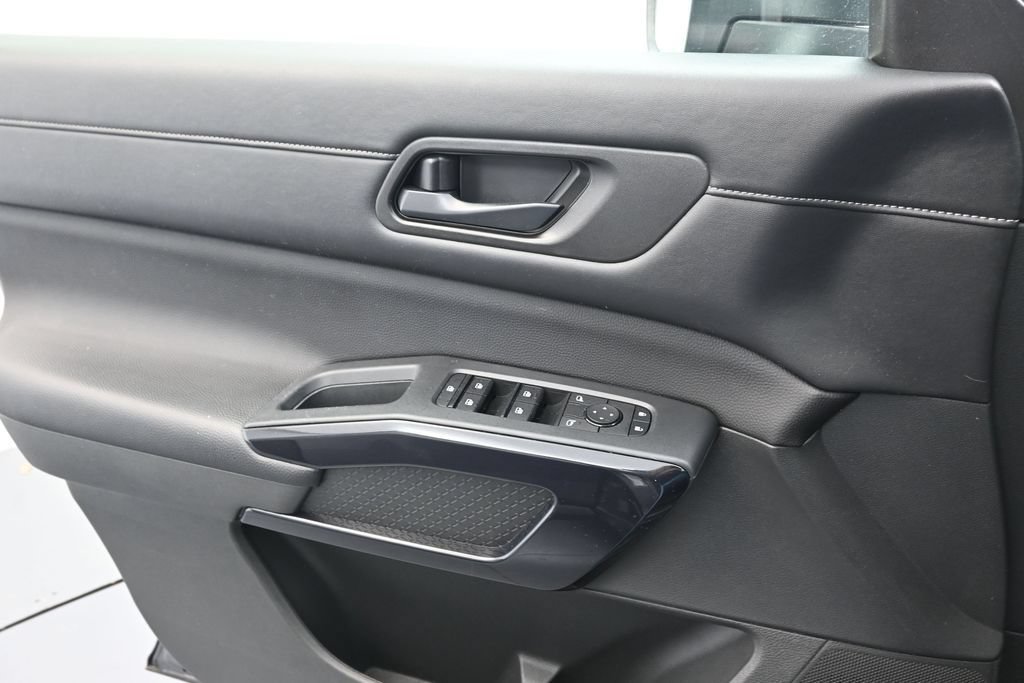 Used 2025 Nissan Pathfinder SV FWD image 14