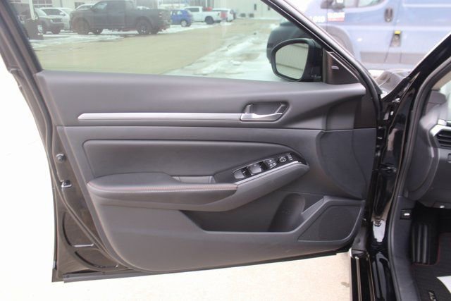 Used 2025 Nissan Altima 2.5 SR w/ SR Premium Package image 8
