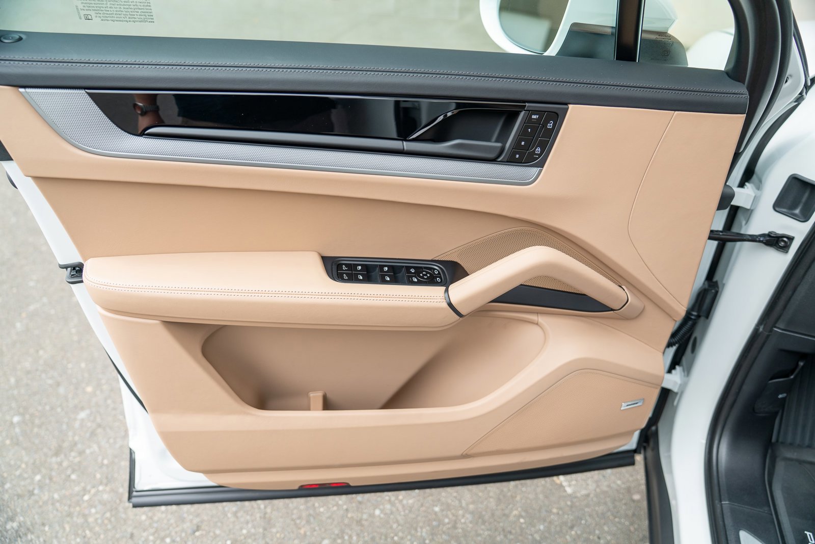 Used 2025 Porsche Cayenne image 10