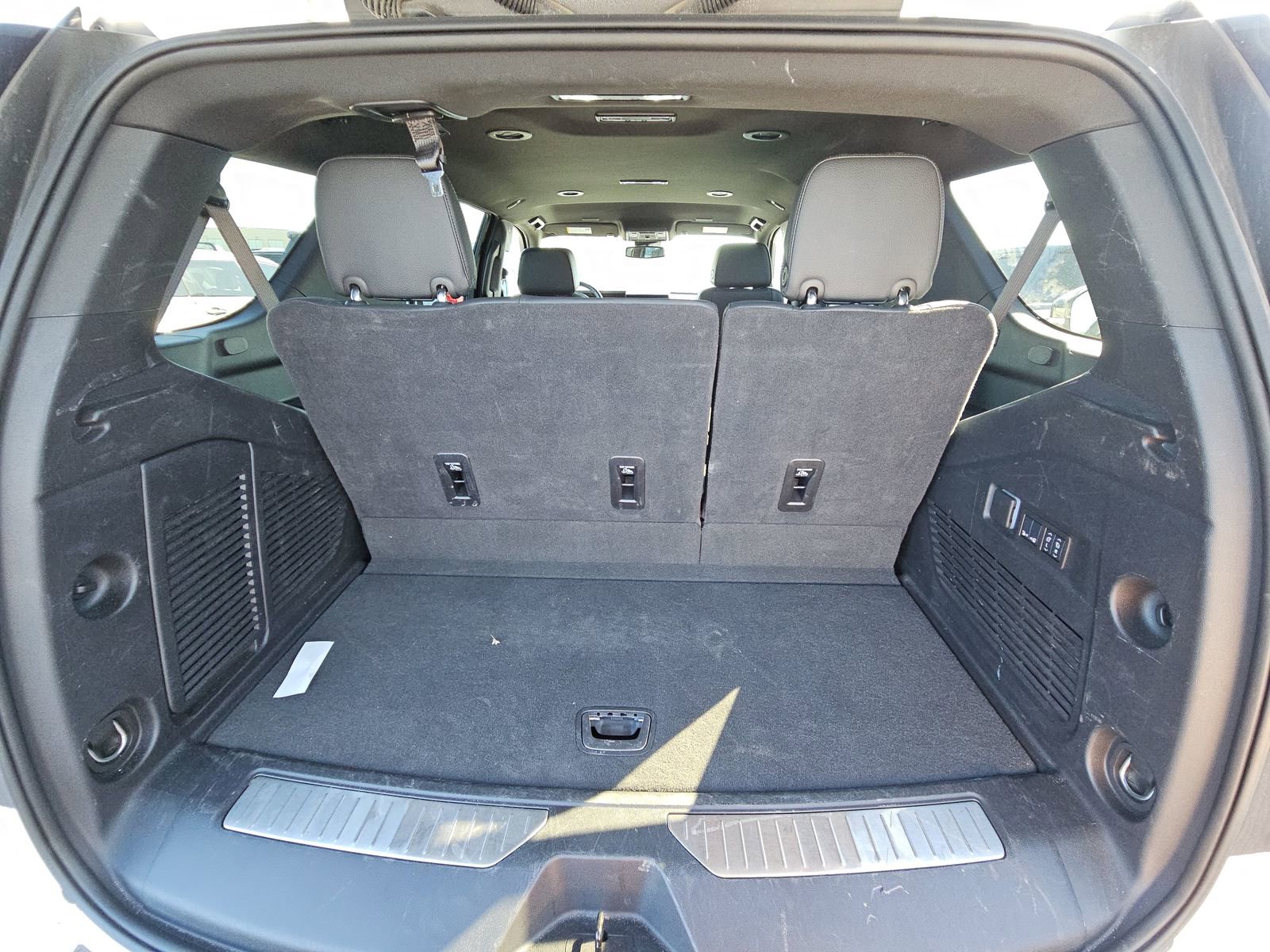 Used 2025 GMC Yukon Denali AWD/4WD image 16