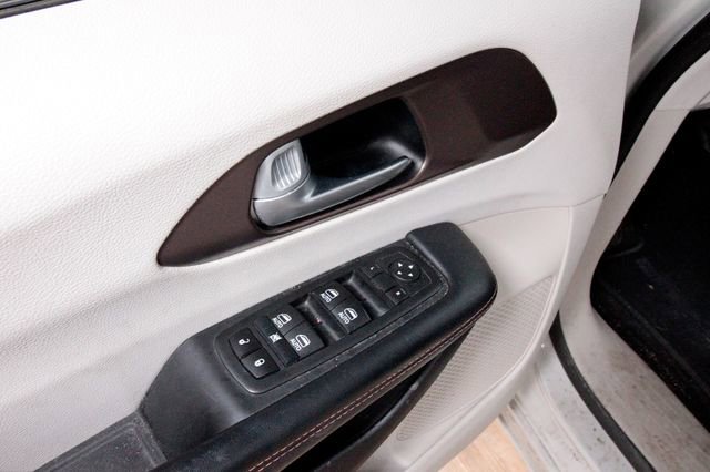 Used 2017 Chrysler Pacifica Touring-L Plus image 10