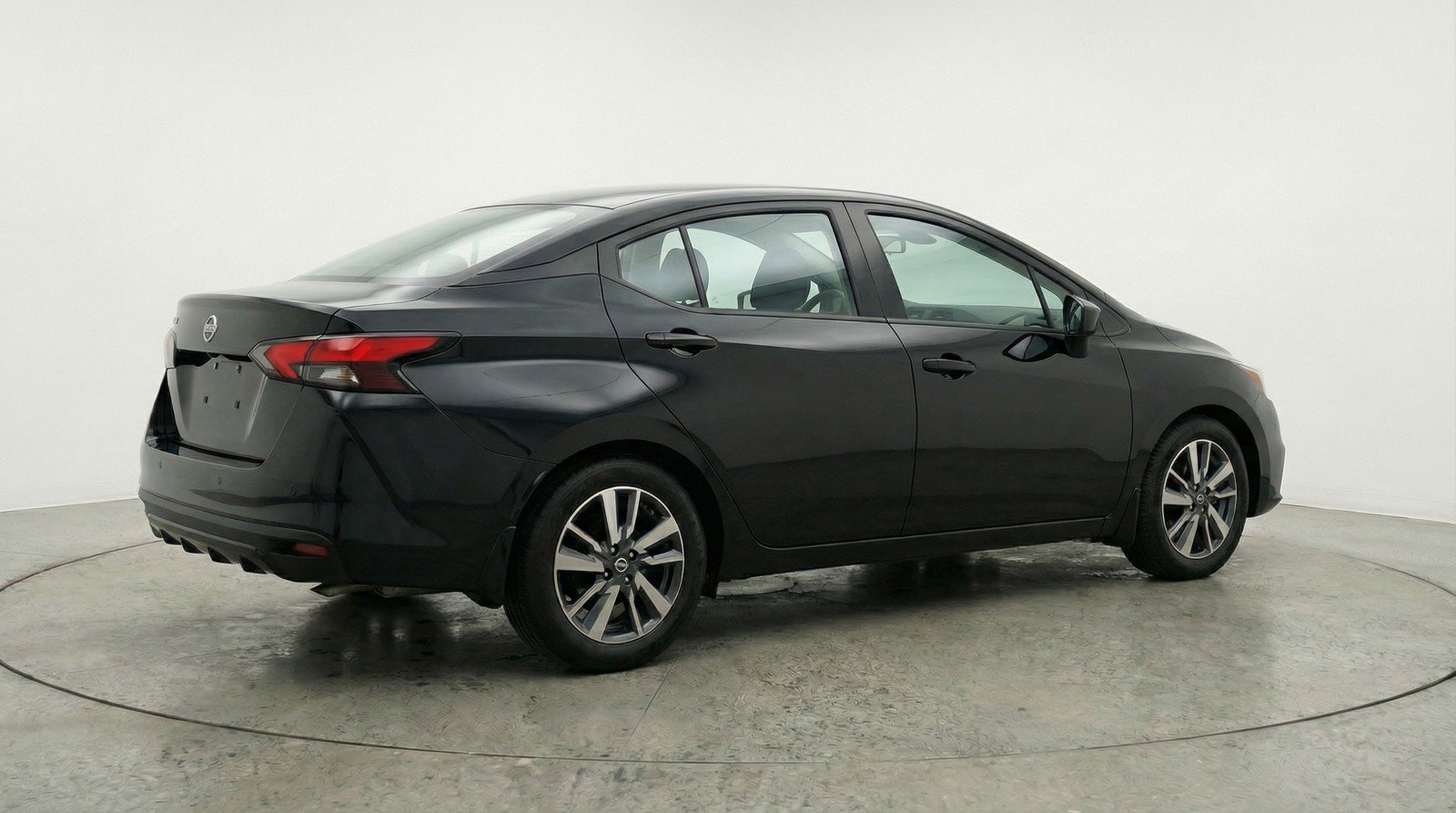 Used 2025 Nissan Versa SV image 9