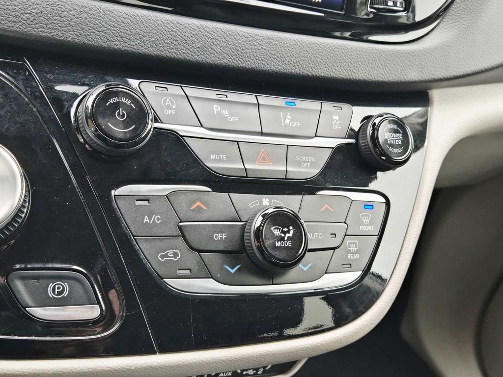 Used 2024 Chrysler Pacifica Touring-L image 29