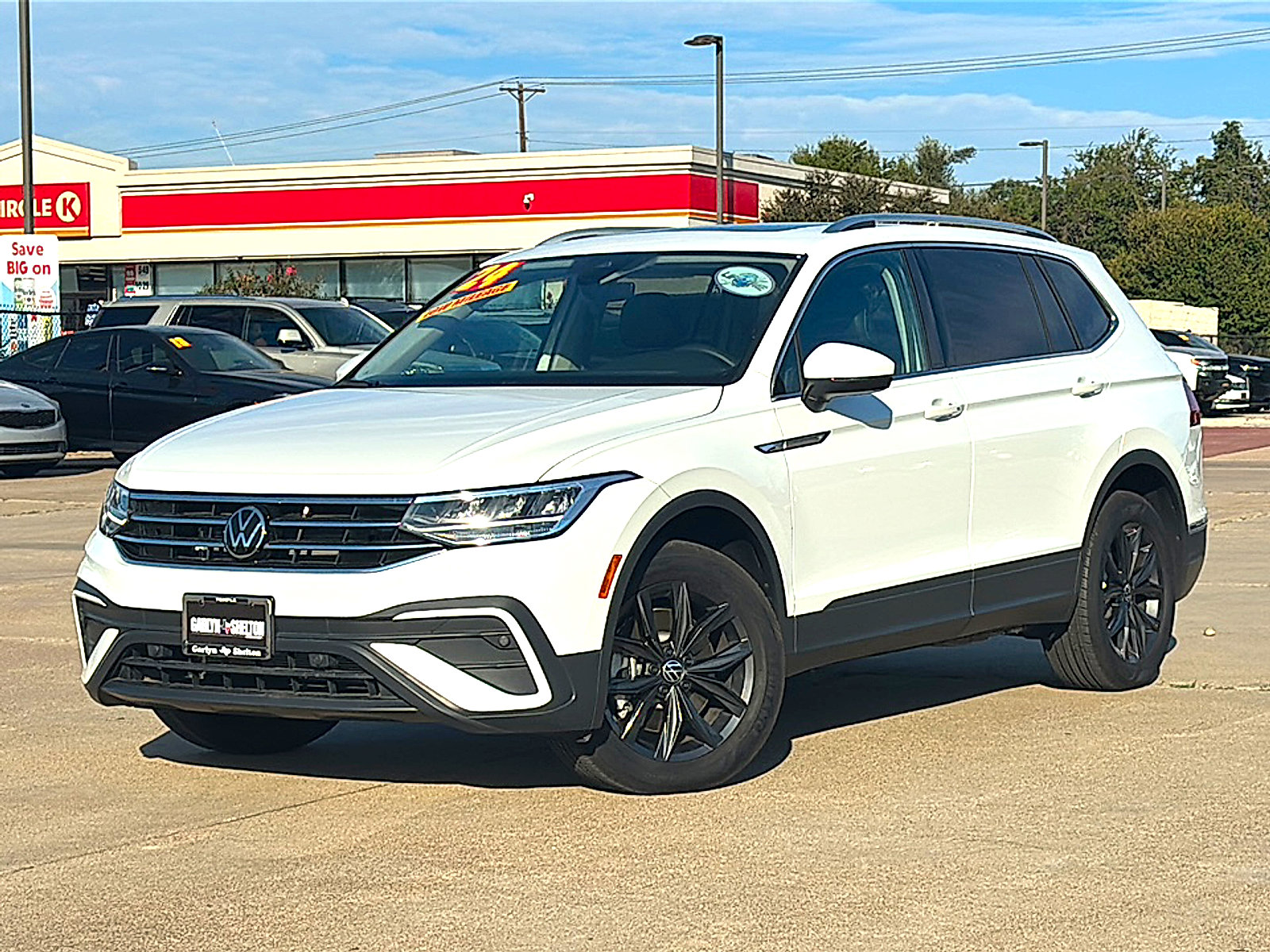 Used 2024 Volkswagen Tiguan SE w/ Panoramic Sunroof Package image 2
