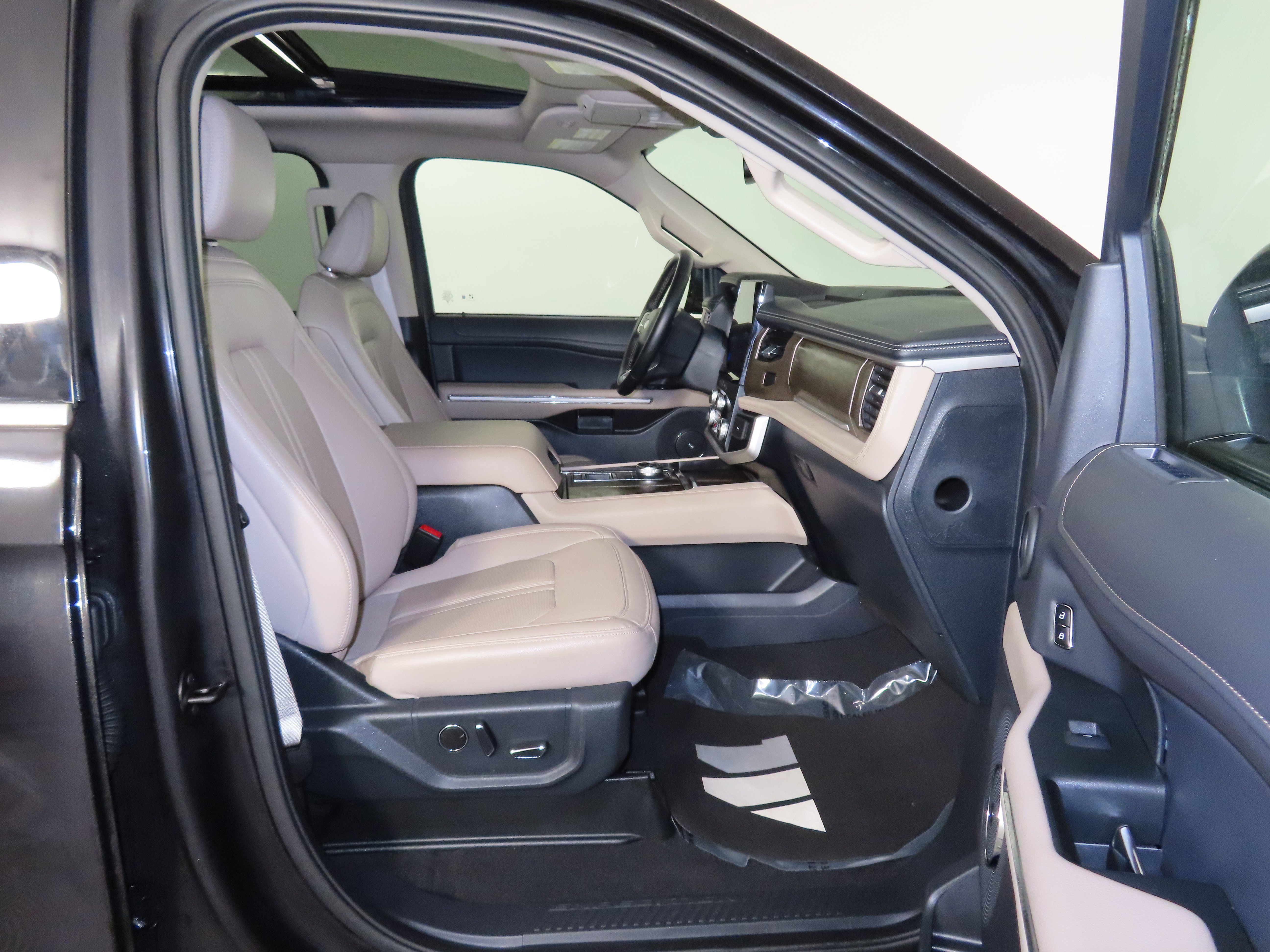 Used 2024 Ford Expedition Max Limited image 35