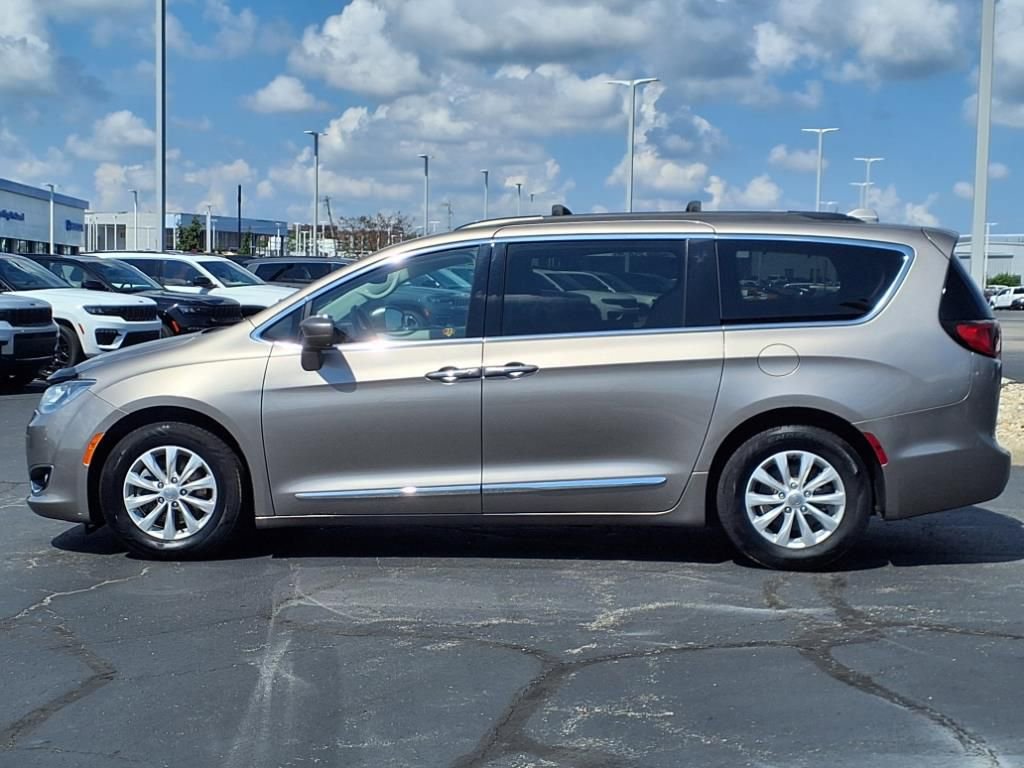 Used 2017 Chrysler Pacifica Touring-L image 3