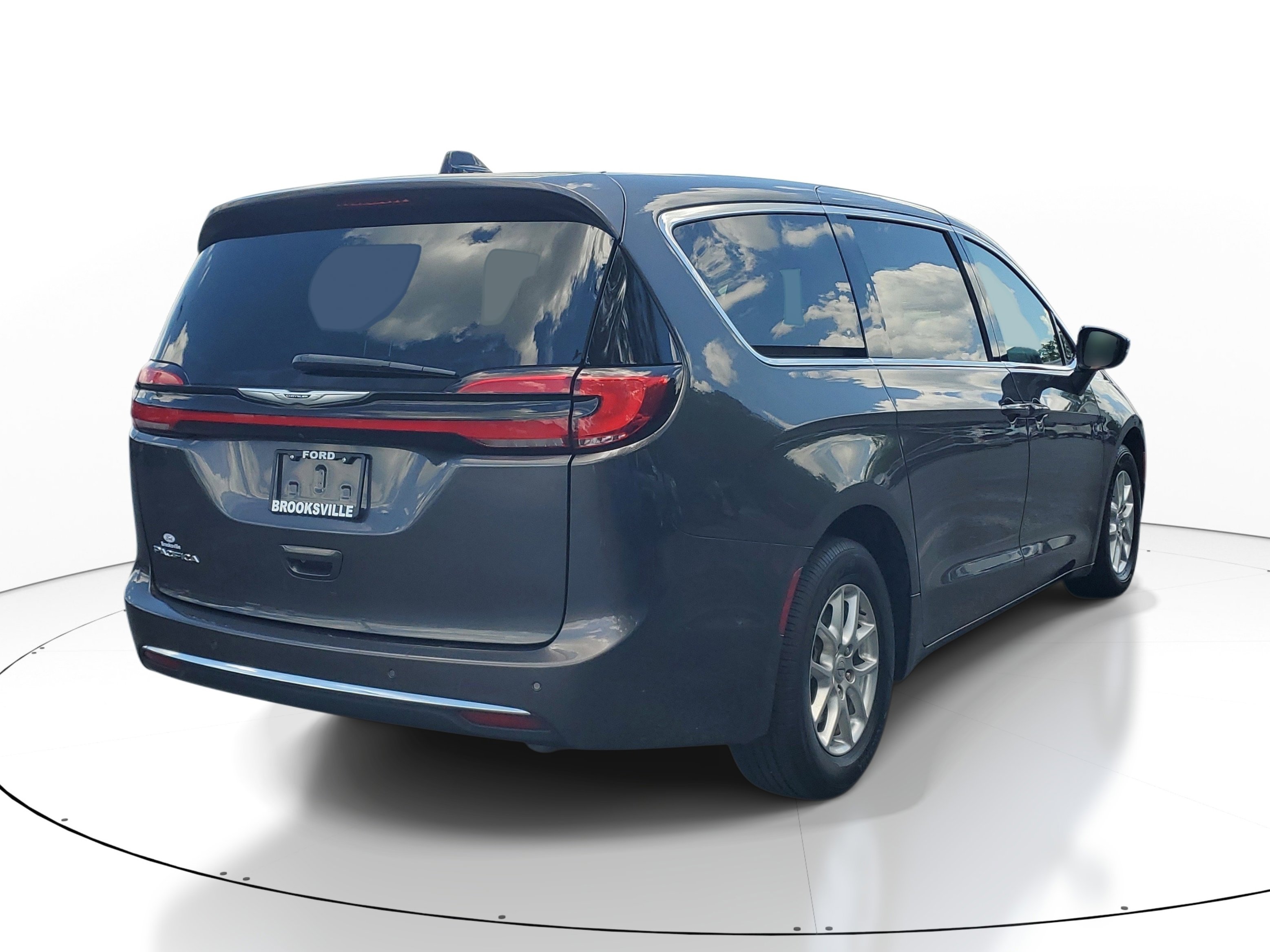 Used 2023 Chrysler Pacifica Touring-L FWD image 6
