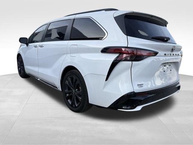 Used 2022 Toyota Sienna XSE image 9