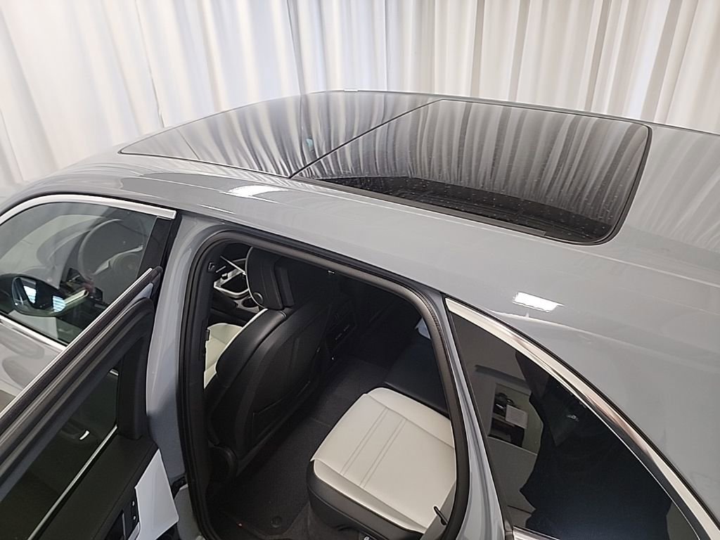 Certified 2025 Porsche Cayenne AWD/4WD image 33
