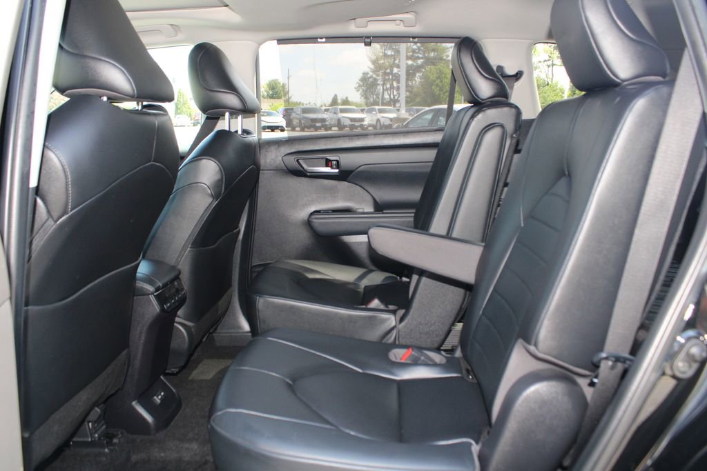 Used 2023 Toyota Highlander XLE AWD/4WD image 15