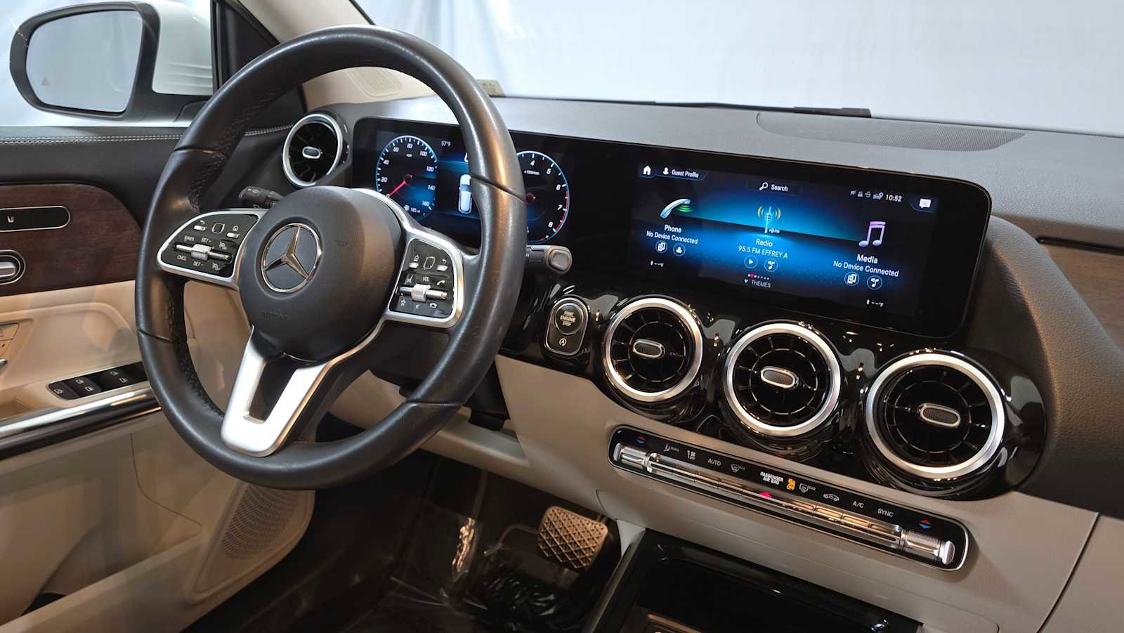 Used 2022 Mercedes-Benz GLA 250 4MATIC image 11