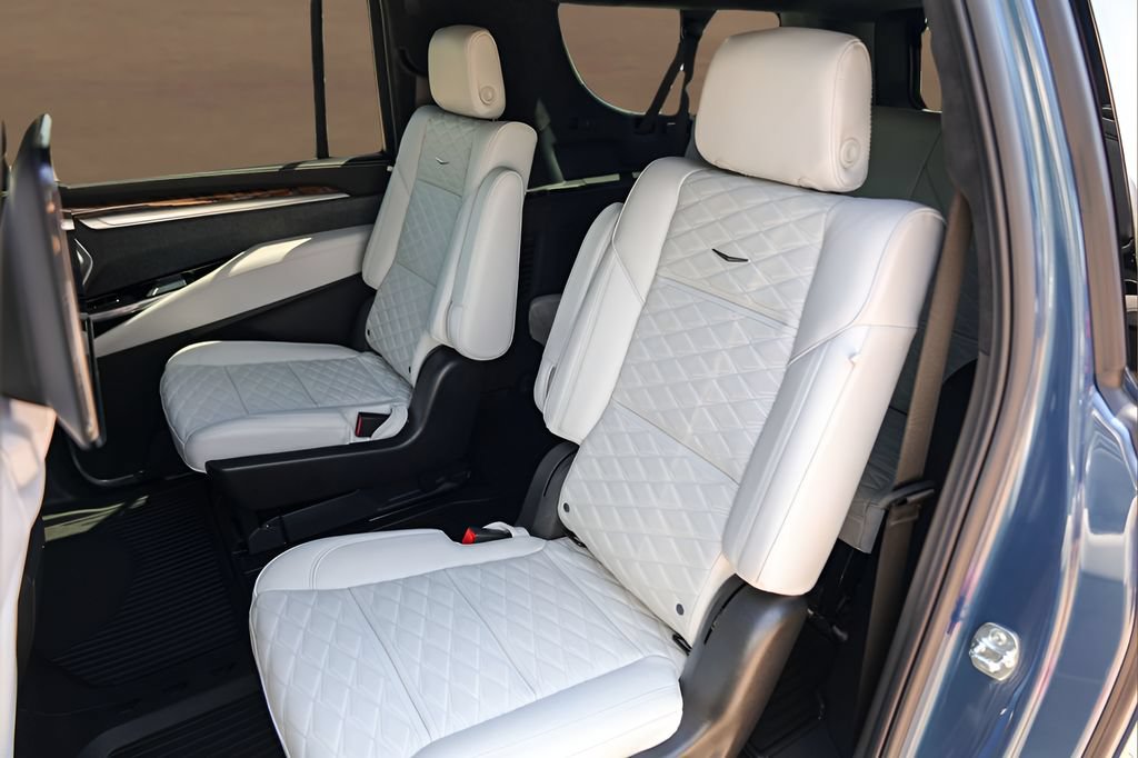 Certified 2026 Cadillac Escalade ESV Platinum Sport w/ LPO, ONYX Package AWD/4WD image 24