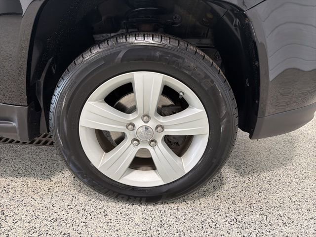 Used 2014 Jeep Compass Latitude w/ Sun/Sound Group image 33