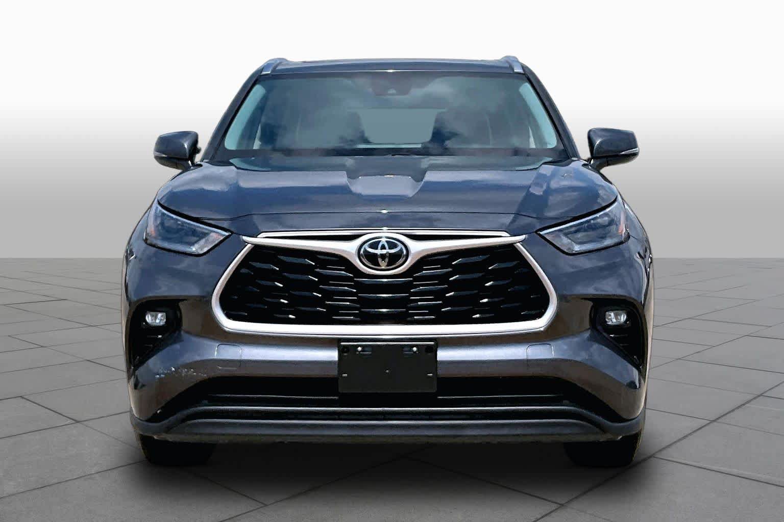 Used 2021 Toyota Highlander XLE AWD/4WD image 4