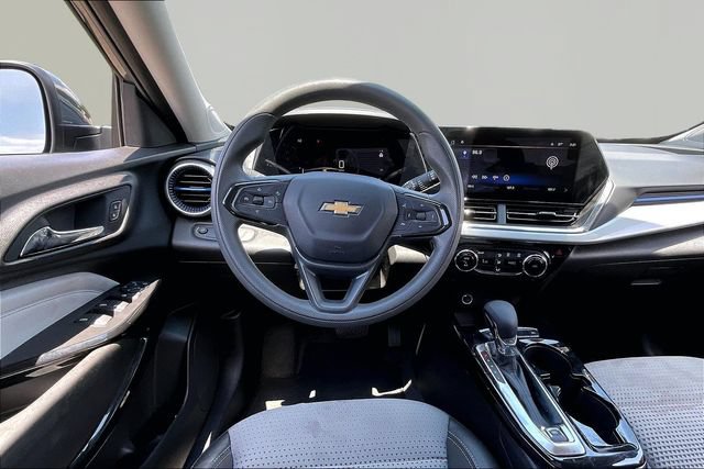 Used 2025 Chevrolet Trax LT FWD image 8