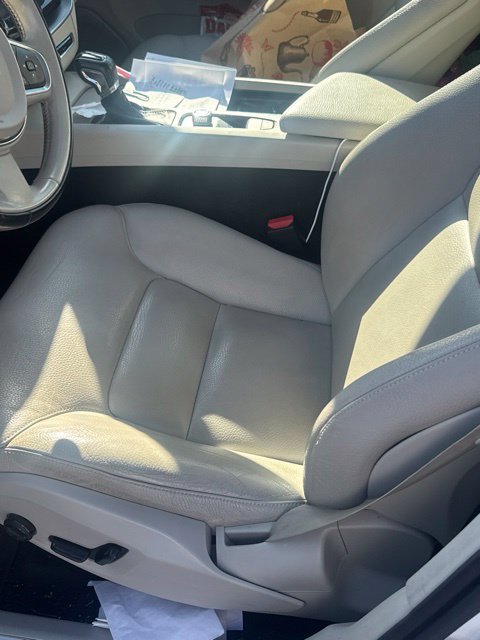 Used 2018 Volvo XC60 T5 Momentum w/ Vision Package AWD/4WD image 4