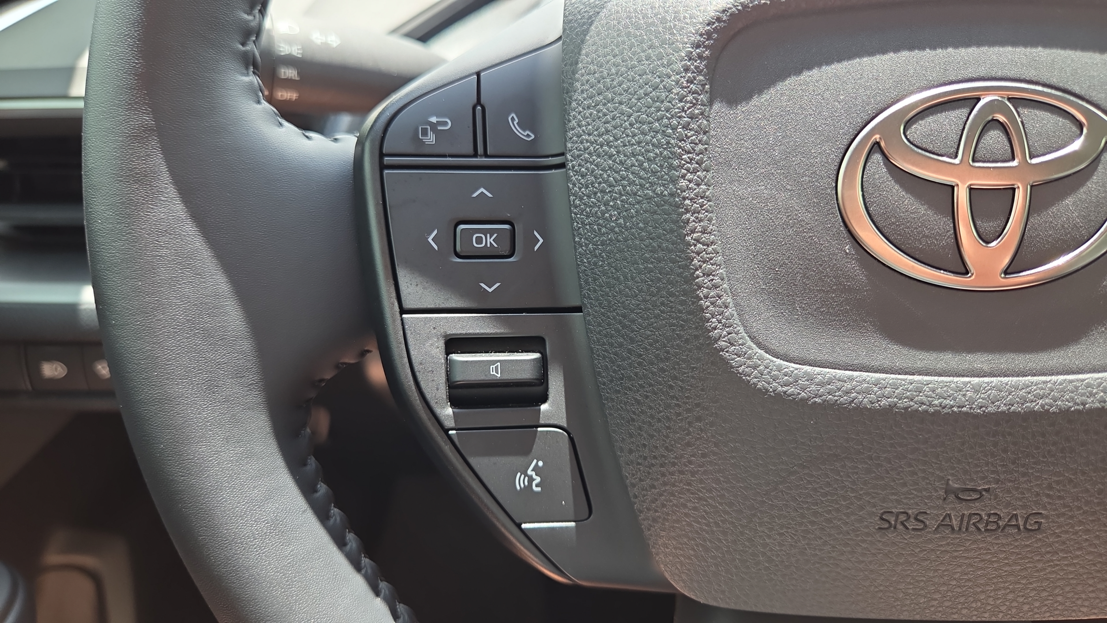 Certified 2025 Toyota Prius LE FWD image 27
