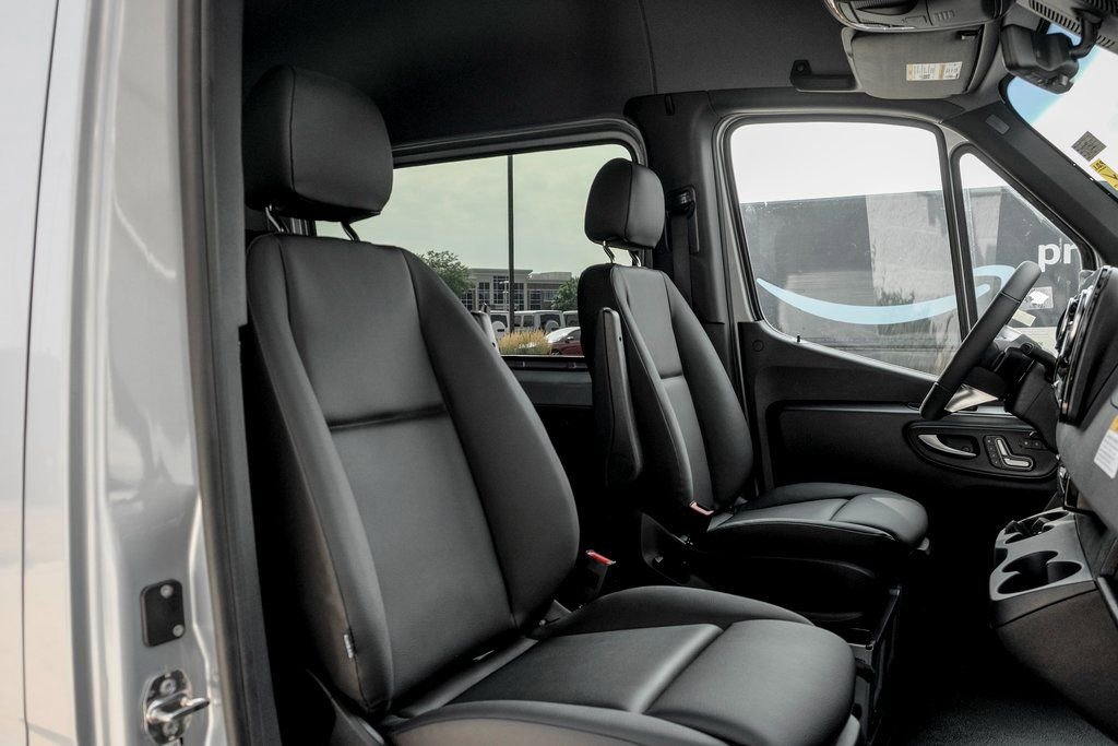 Used 2025 Mercedes-Benz Sprinter 2500 image 24