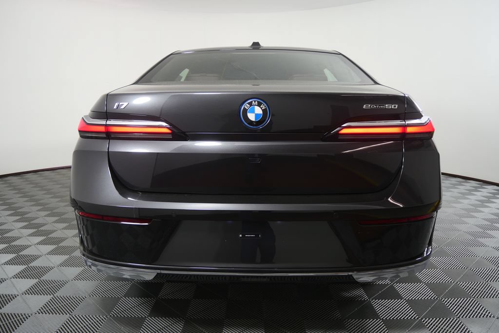 Used 2026 BMW i7 eDrive50 w/ Premium Package RWD image 4