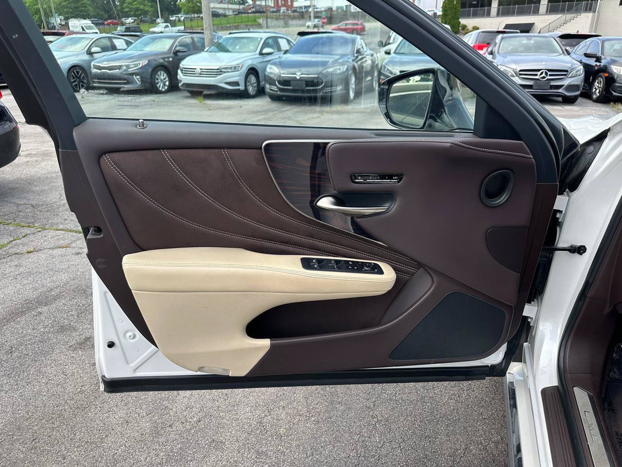 Used 2018 Lexus LS 500h AWD w/ Luxury Package image 18