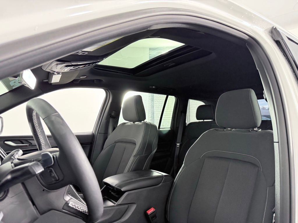 Used 2025 Jeep Grand Cherokee Laredo X w/ Luxury Tech Group I image 11