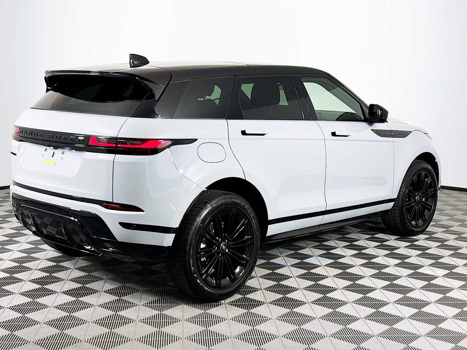 New 2024 Land Rover Range Rover Evoque Dynamic SE image 5