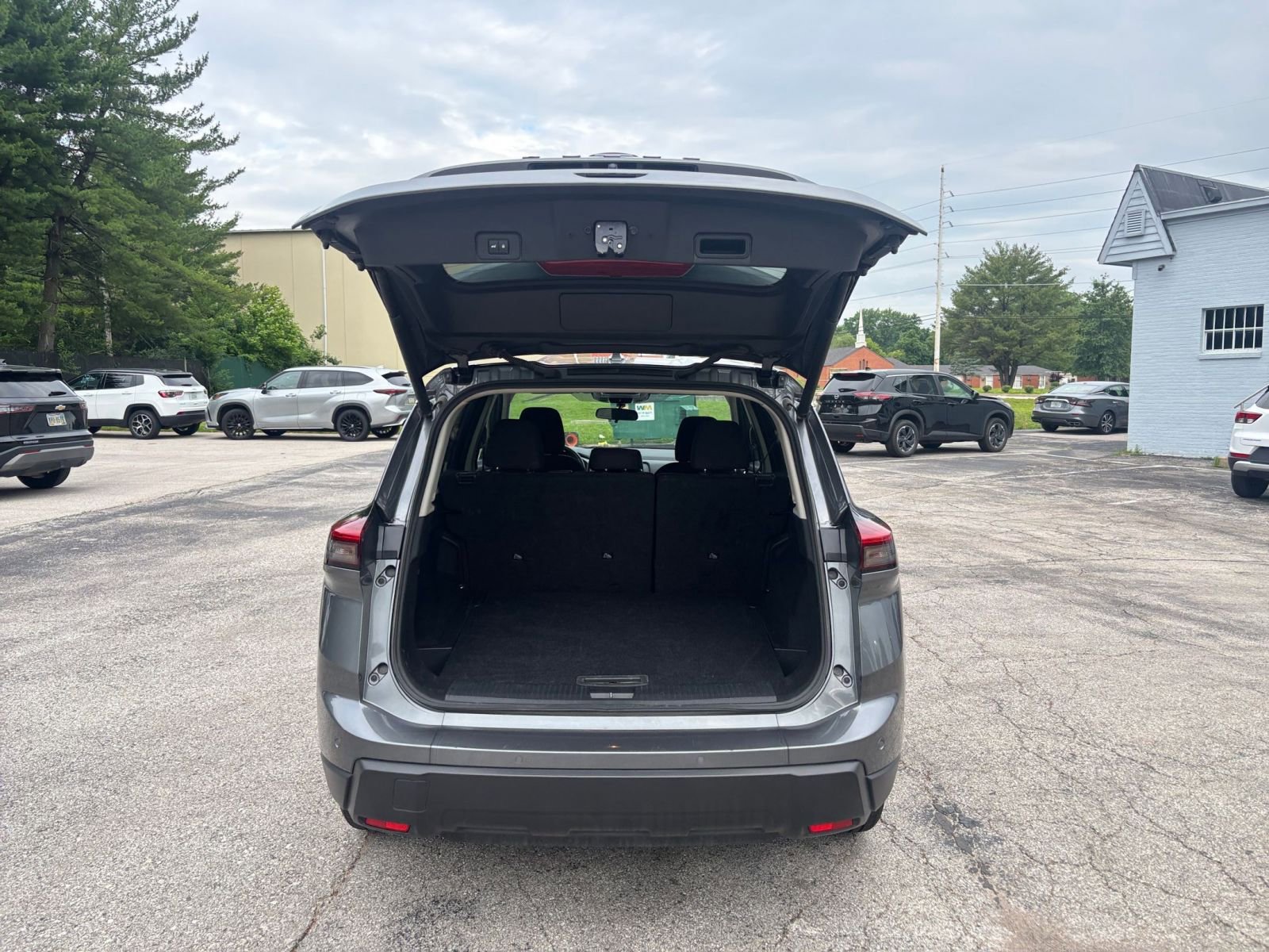 Used 2025 Nissan Rogue SV FWD image 32