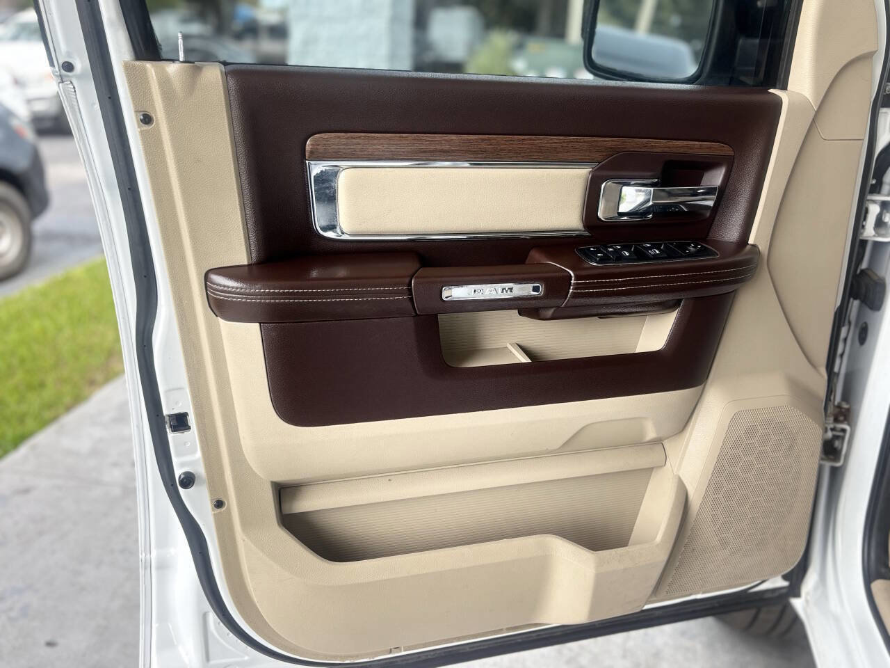 Used 2014 RAM 1500 Laramie w/ Convenience Group image 12