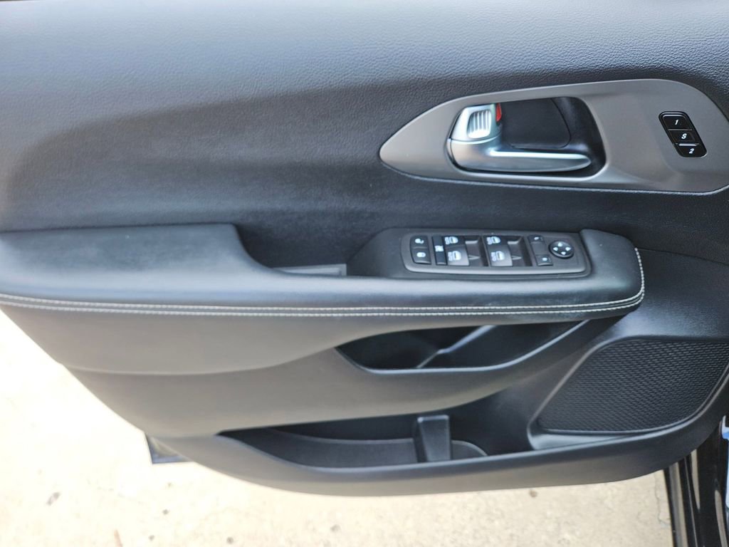 Used 2025 Chrysler Pacifica Select image 13