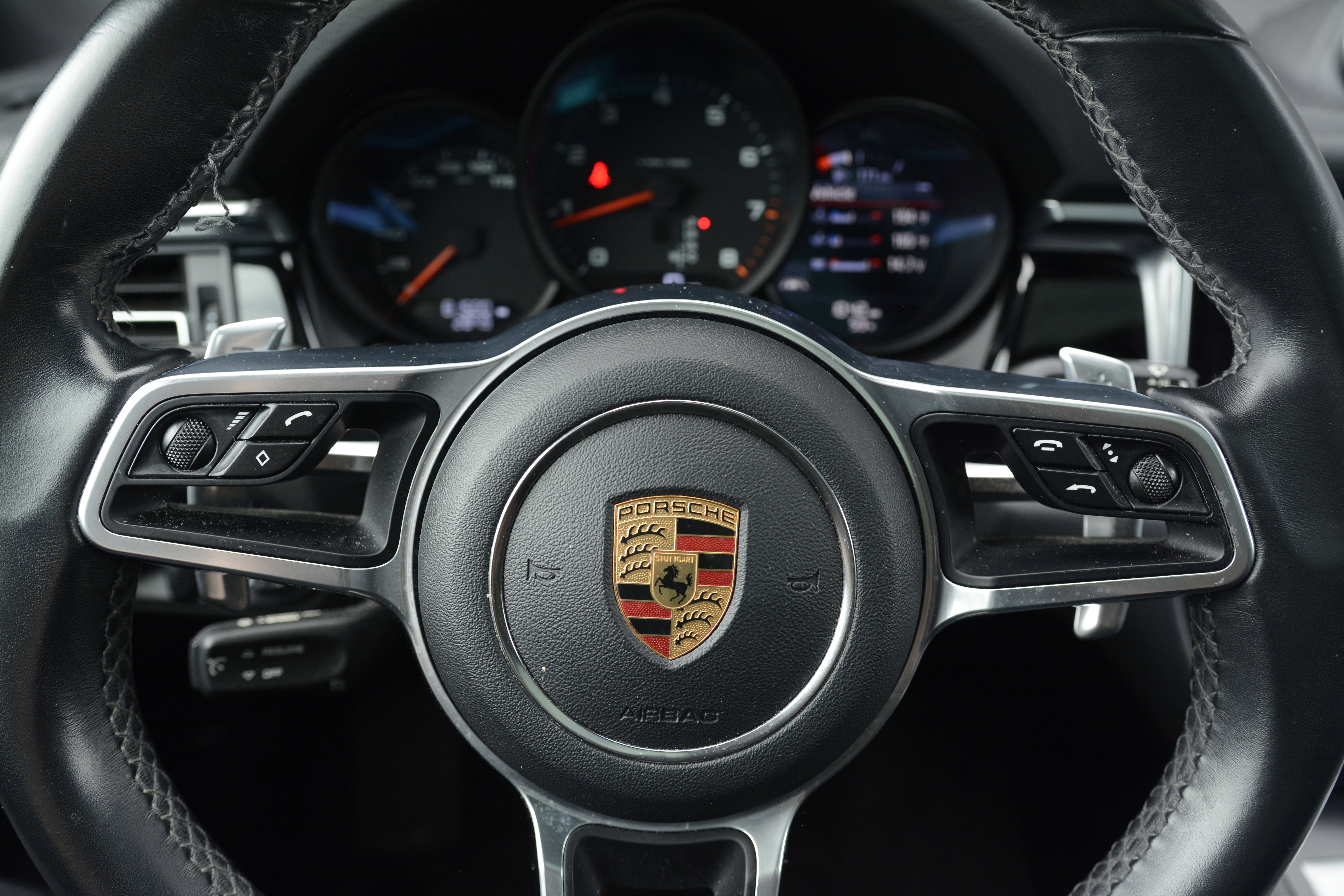 Certified 2020 Porsche Macan AWD/4WD image 17