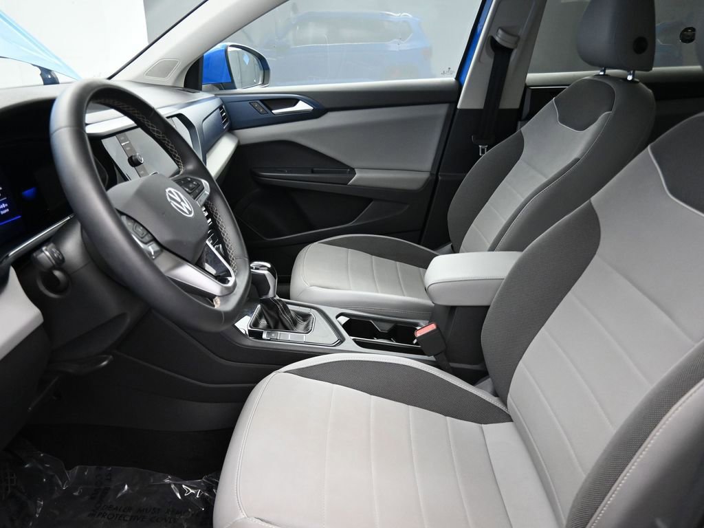 Used 2023 Volkswagen Taos SE w/ Panoramic Sunroof Package FWD image 8