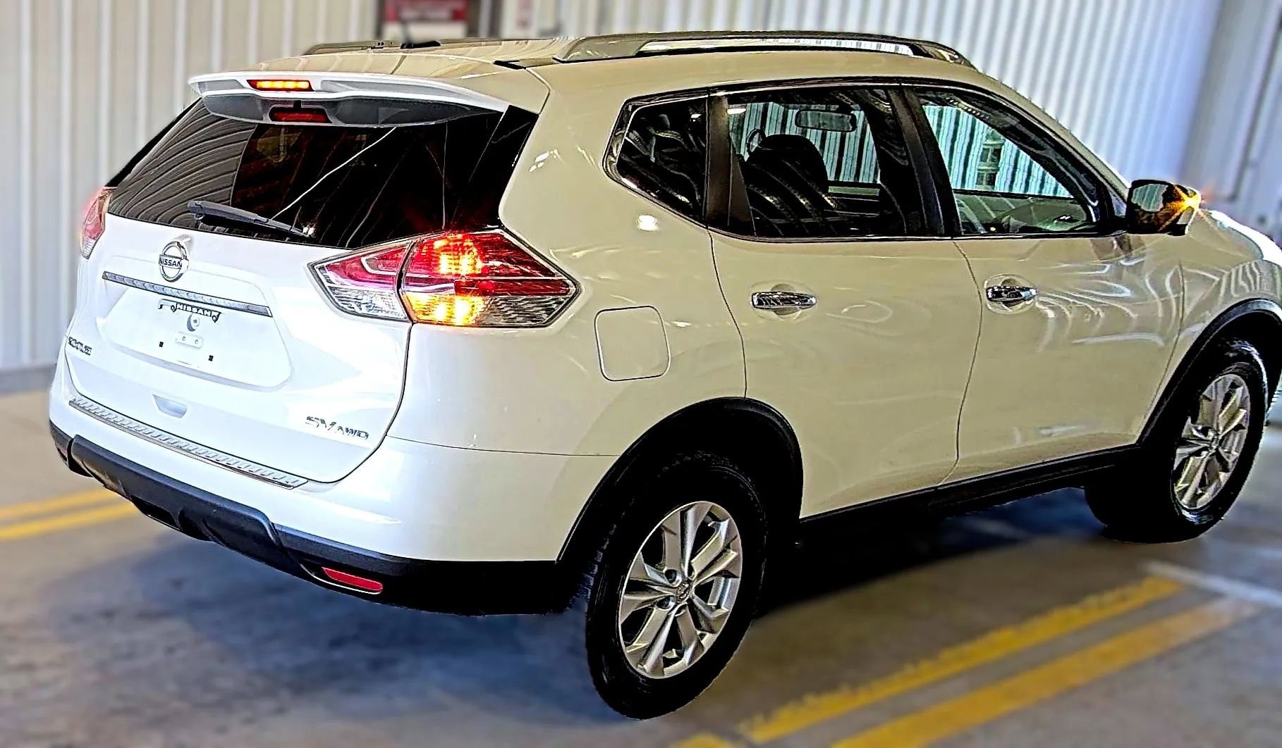 Used 2016 Nissan Rogue SV w/ SV Premium Package image 4