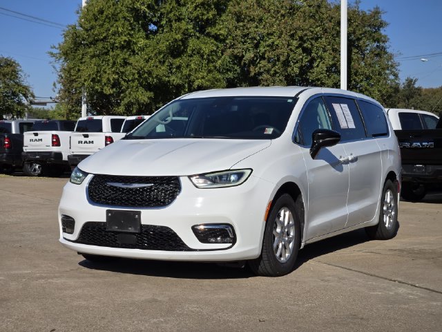 Used 2024 Chrysler Pacifica Touring-L FWD image 3
