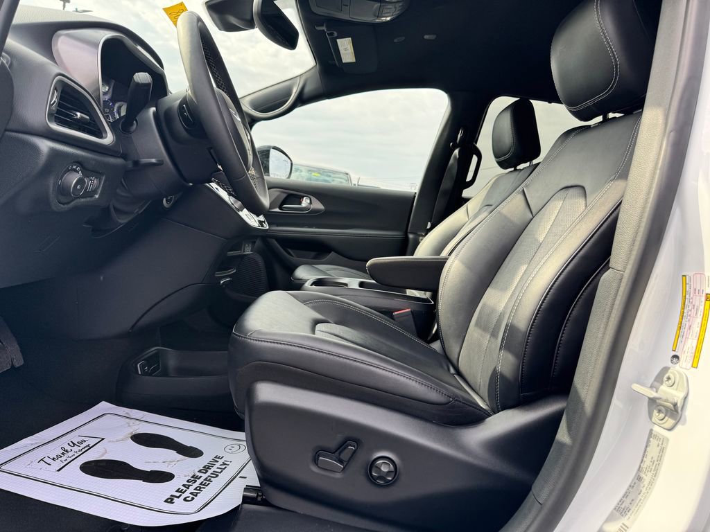 Used 2025 Chrysler Pacifica Select image 19