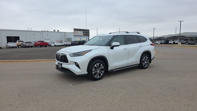 Used 2023 Toyota Highlander XLE AWD/4WD image 2