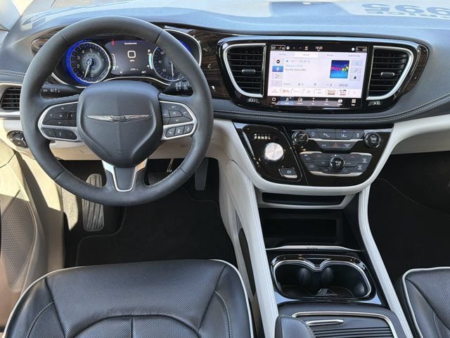 Certified 2024 Chrysler Pacifica Limited FWD image 27