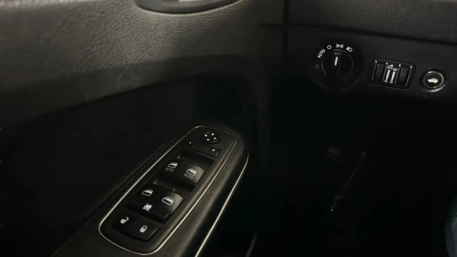 Used 2021 Chrysler 300 Touring w/ Sport Appearance Package RWD image 16