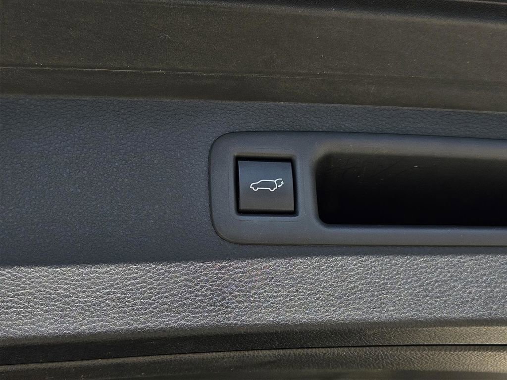 Used 2023 Toyota Highlander XSE FWD image 38