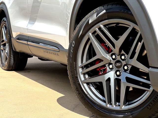 Certified 2025 Ford Explorer ST AWD/4WD image 8