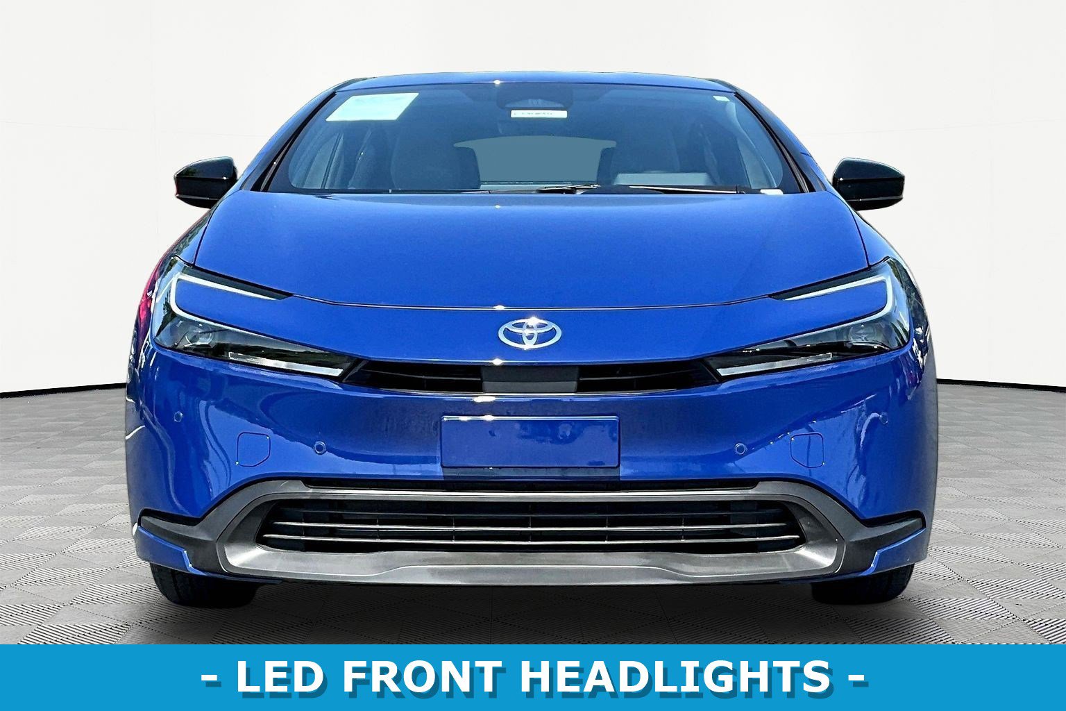 Used 2025 Toyota Prius LE FWD image 2