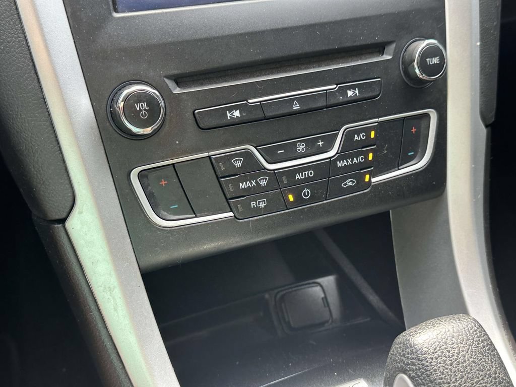 Used 2016 Ford Fusion SE FWD image 27