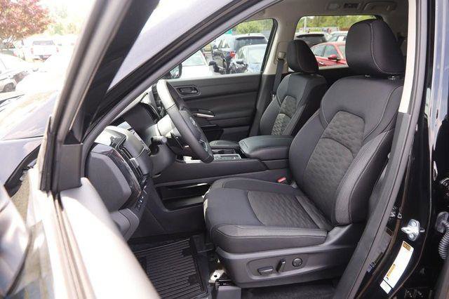 Used 2025 Nissan Pathfinder SV image 9