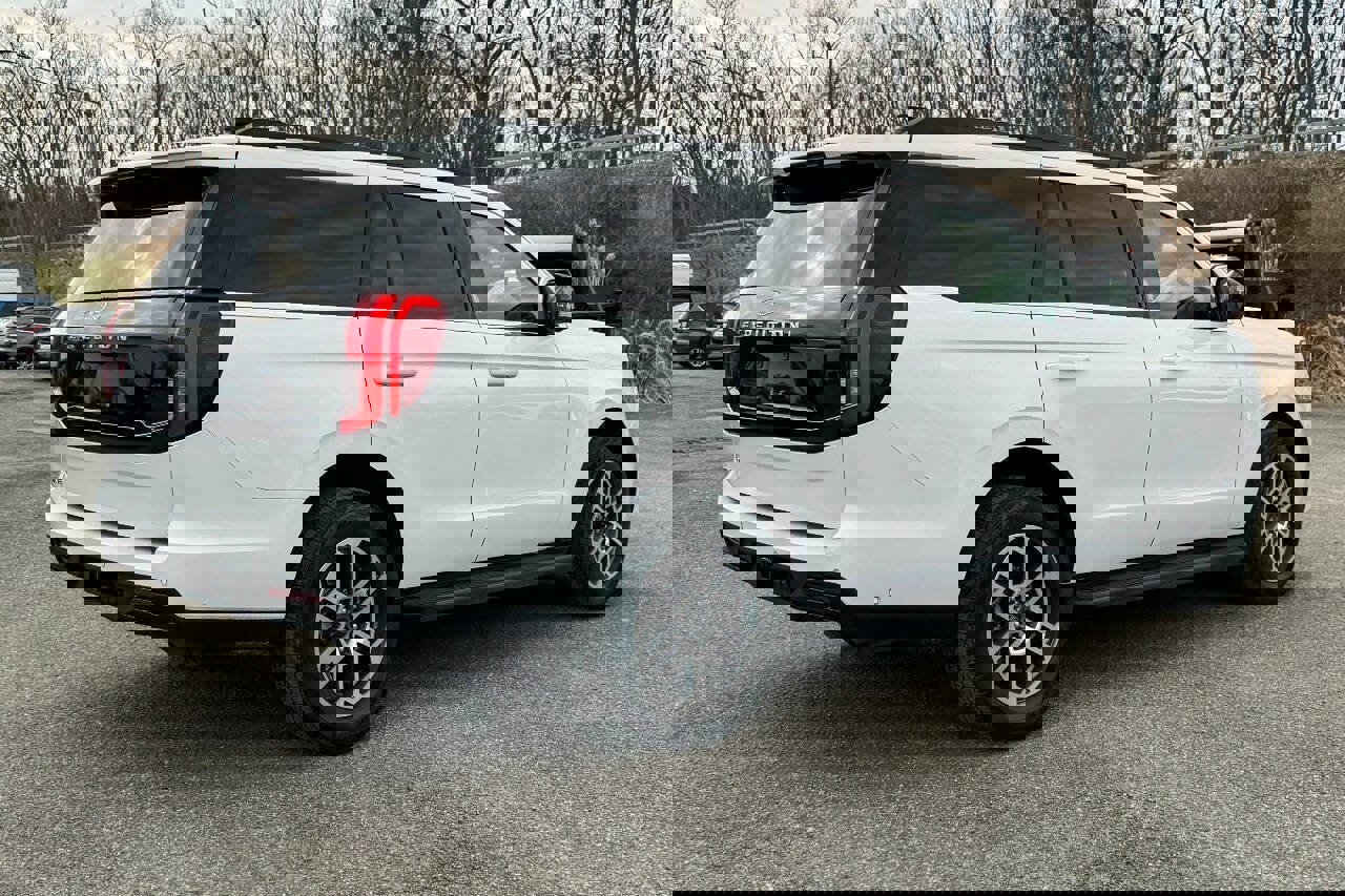 Used 2025 Ford Expedition Active image 3