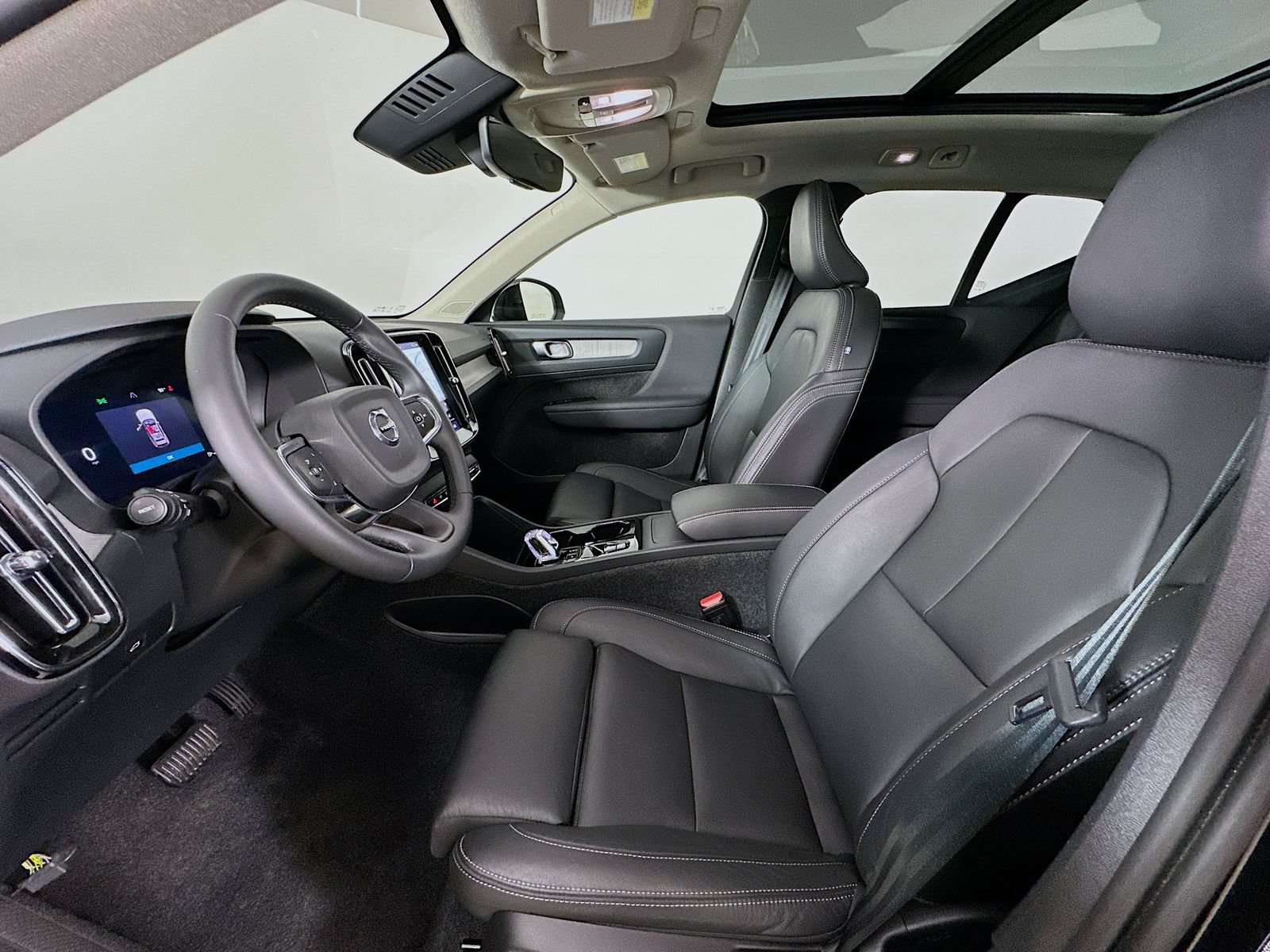 Used 2026 Volvo XC40 B5 Plus AWD/4WD image 32