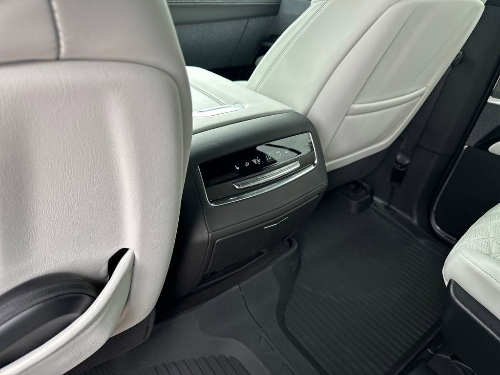 Used 2026 Cadillac Escalade Platinum Sport w/ LPO, Floor Liner Package AWD/4WD image 34