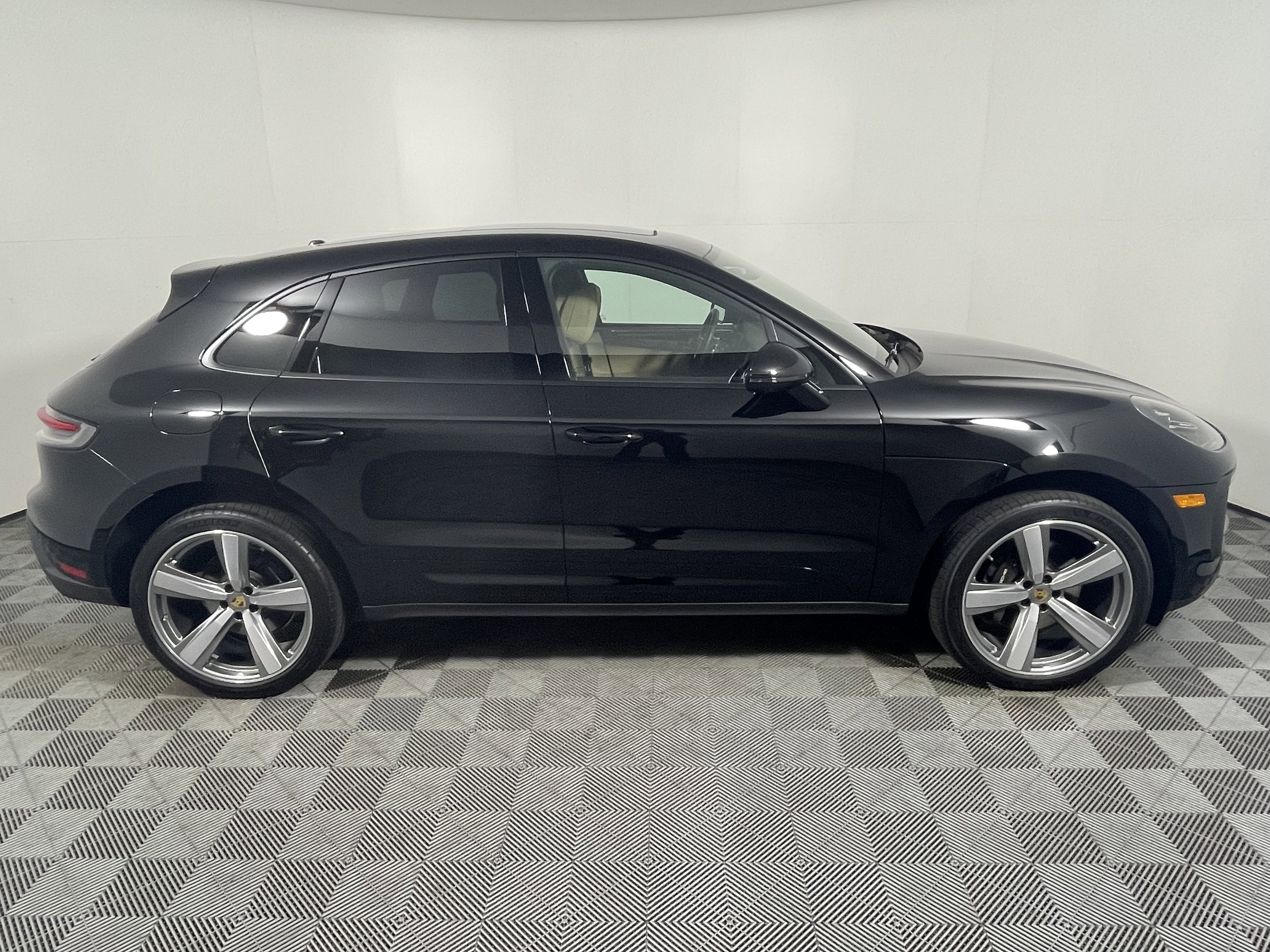 Used 2025 Porsche Macan image 8