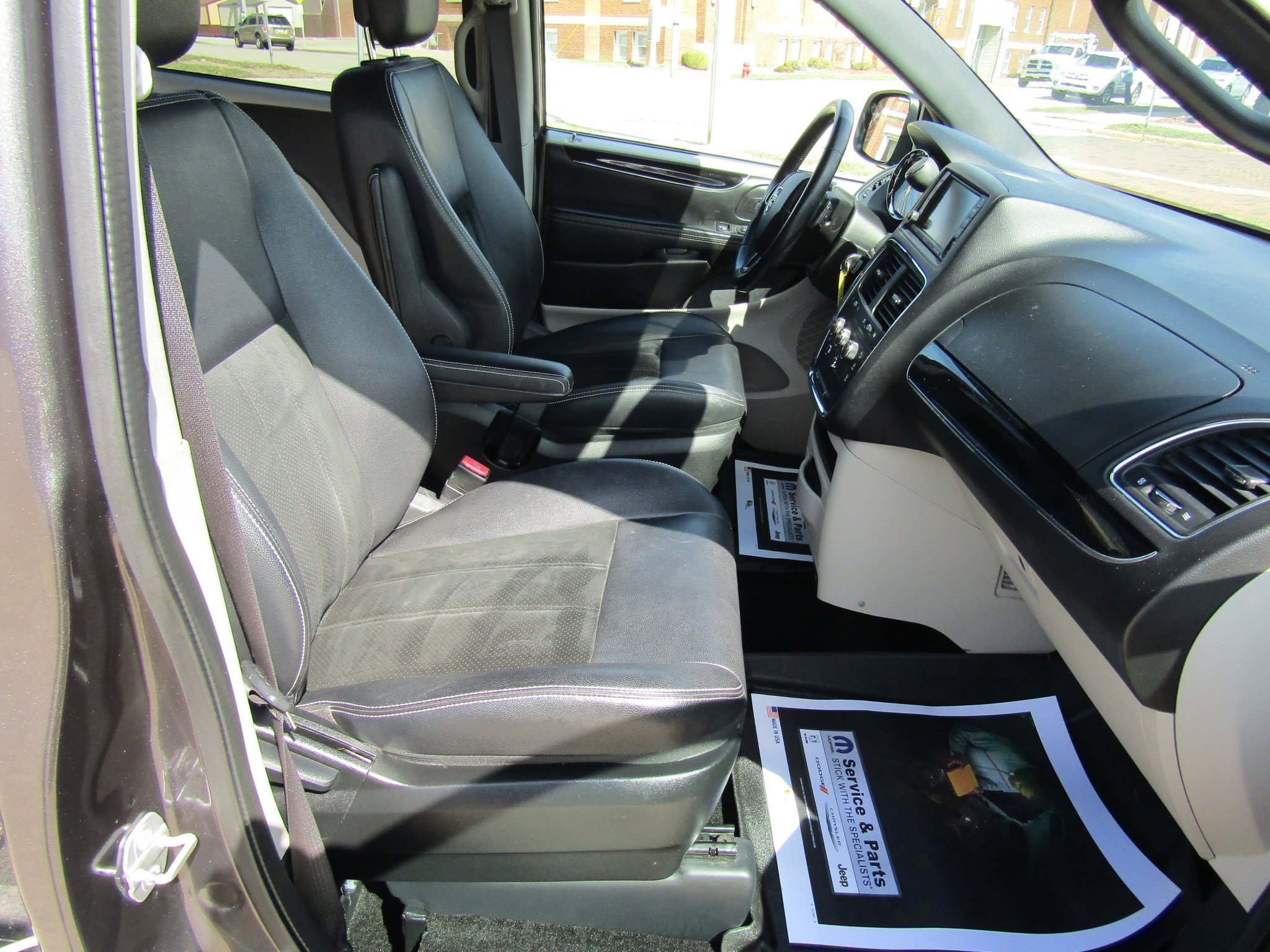 Used 2017 Dodge Grand Caravan SXT FWD image 17