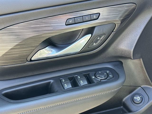 Used 2024 GMC Terrain SLT image 18